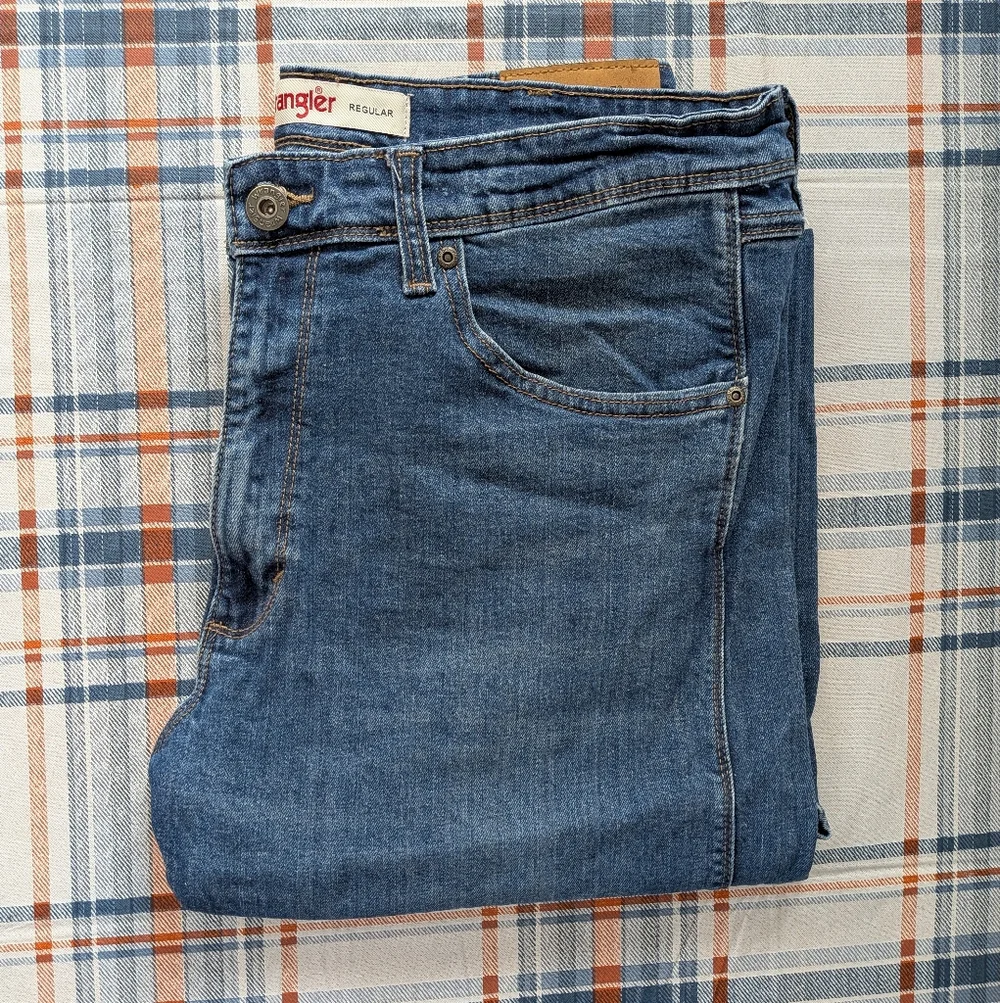 Wrangler Men's Relaxed Fit Blue Jeans Sz 36 x 30 Regular Fit - Picture 2 of 9